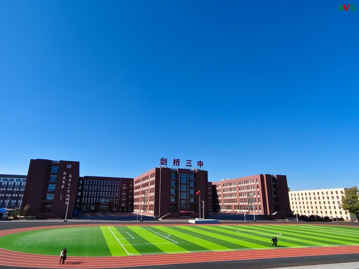 在冰雪童話里，傲勝人造草為哈爾濱劍橋三中足球夢“升溫”